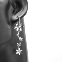 Indlæs billede til gallerivisning Petunia Flower Øreringe i Sterling Sølv eller Forgyldt Sterling Sølv
